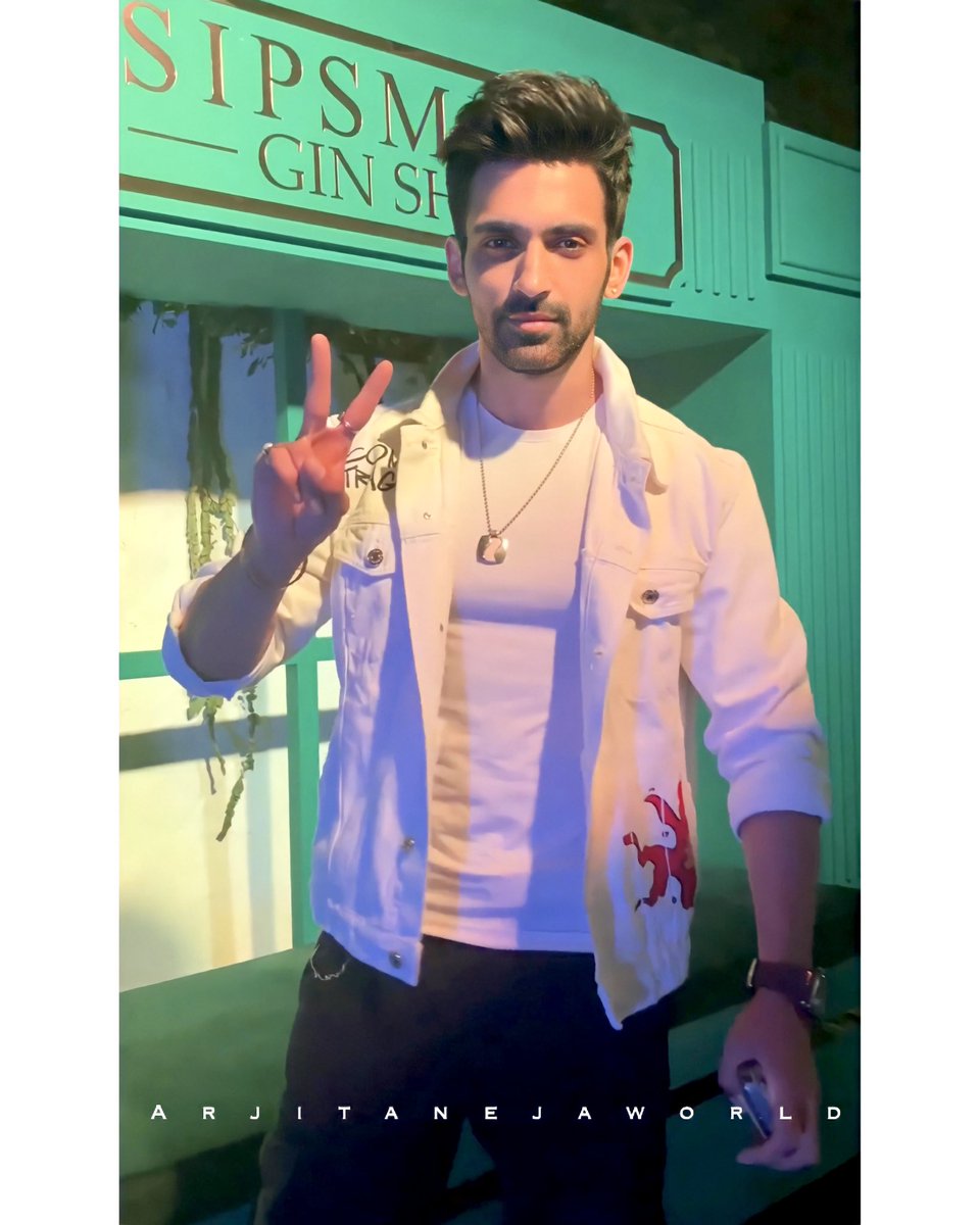 arjitanejaworld's tweet photo. It was a good day to SLAY πβοΈπ₯β¨π€ All things GIN πΈ
πΈ : @arjitaneja β₯οΈ
#ArjitTaneja #Arjitaneja #AJ #Host #PartyVibes #Gin #SipsmithGin #GoodVibesOnly #ActorsLife #BanniChowHomeDelivery #AgastyaKapoor https://t.co/qYl9vCCyrK