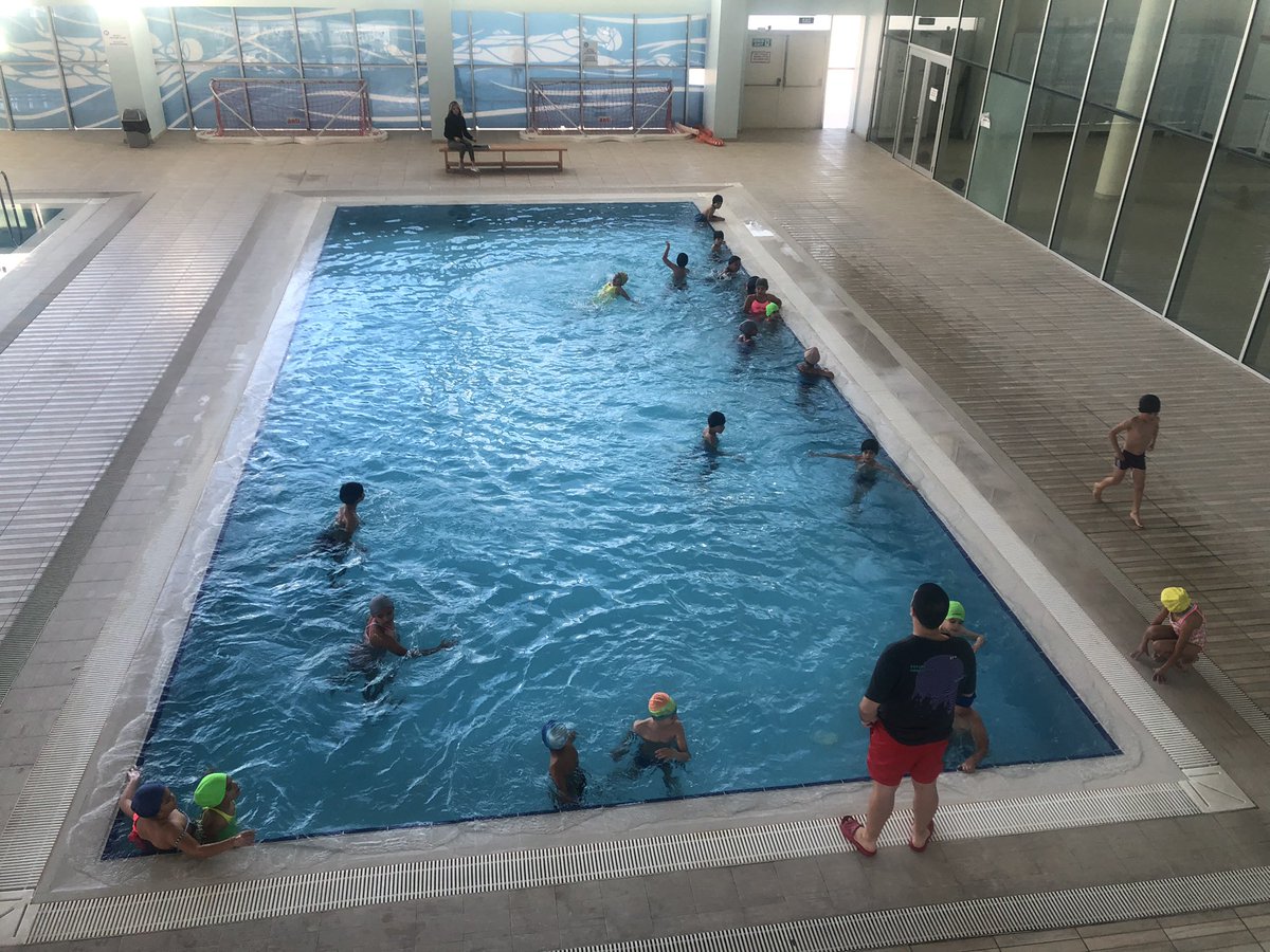 “Yüzme Bilmeyen Kalmasın Projesi” kapsamında 3. sınıf öğrencilerimiz bugün yüzme kursuna gittiler.