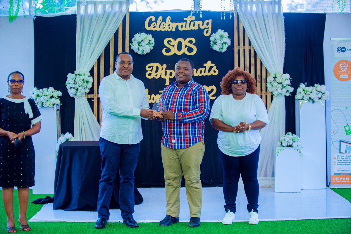 WomenAtWebTZ_MC's tweet photo. Kuddos to #SOSDiplomats Mr. @allen_kaiza for showing exemplary results during the #I6DaysOfActivism by creating awareness through a series of content creations that centered on #OGBV
~ Congratulations on receiving the award of Best Champion for #16DaysOfActivism
#MitandaoTZ https://t.co/HcKneyRmwx