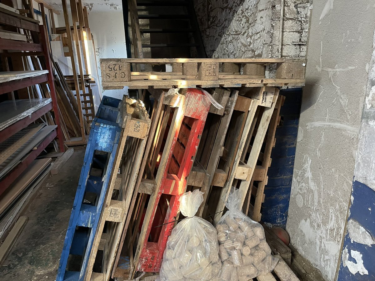 PagesDIY's tweet photo. Free pallets available - can be collected from our Port Talbot store. 

Local delivery available with a delivery charge. 

#PortTalbot #DIY #SouthWales https://t.co/J01LprJNy1