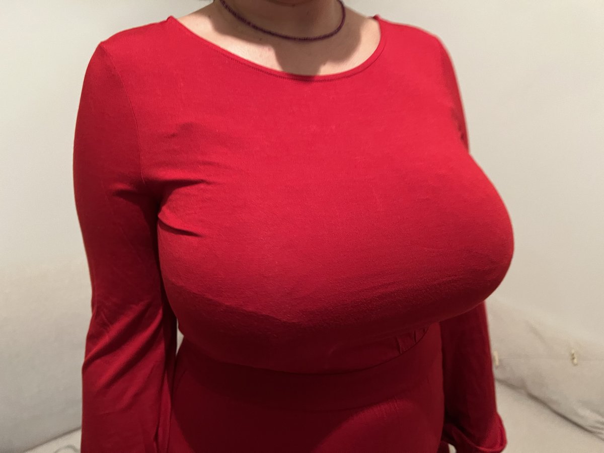 Boobs bimbo 7K on Twitter: "Red 😍"