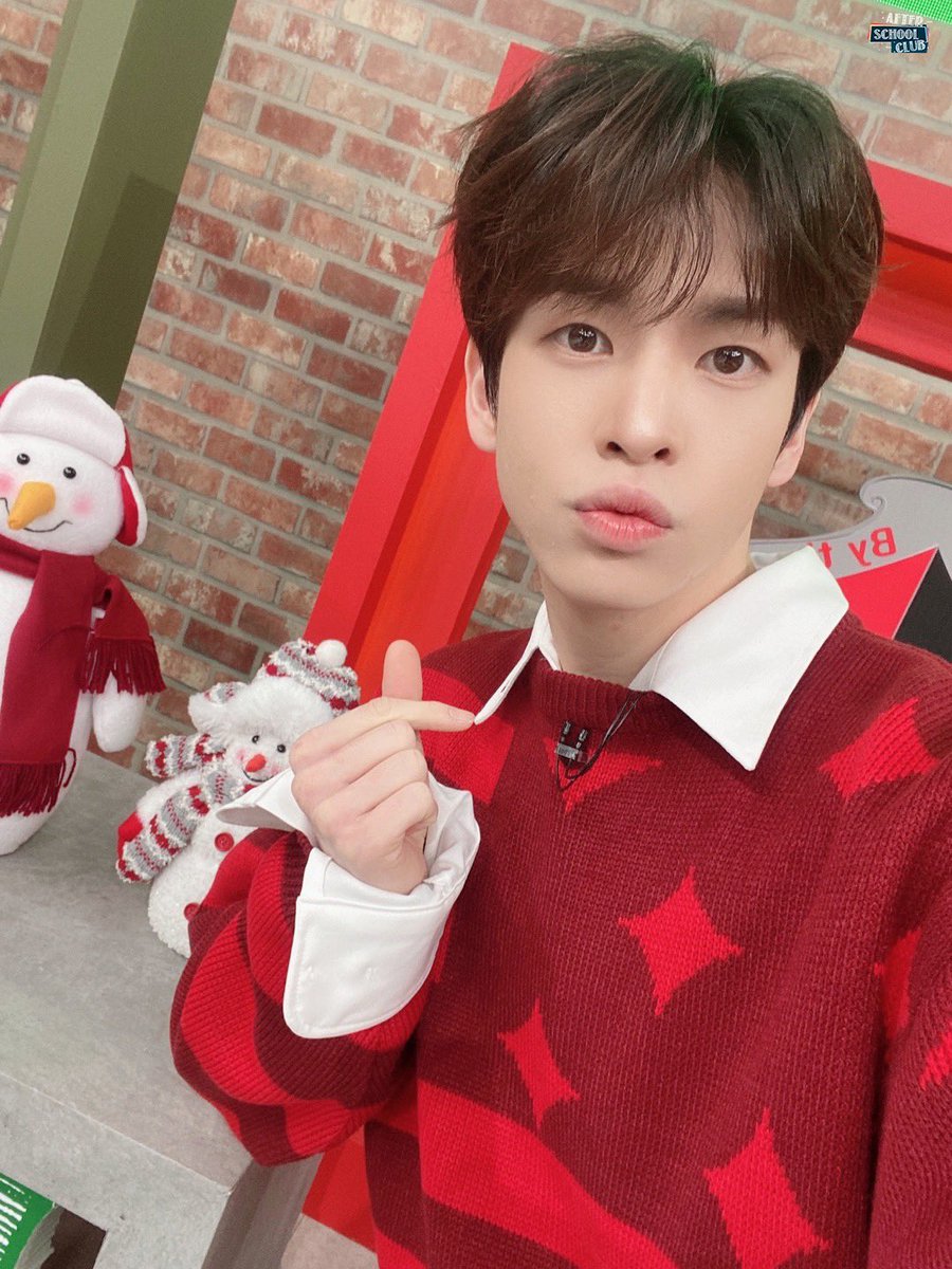 arirang_ASC's tweet photo. [MC]
⠀
아론, 앨런 그리고 태영과 함께한
미리 크리스마스 특집🎄✨
엠씨즈가 전해준 따뜻한 마음으로
모두 행복한 크리스마스 보내길 바라요🤍
그럼 우리는
다음 주 🎊MC 스페셜🎊로 만나요!
⠀
@ 🐶 @CRAVITYstarship https://t.co/t81tViSfiY