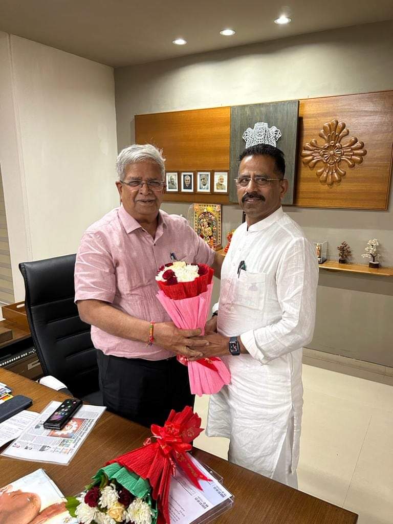 KanuDesai180's tweet photo. ગાંધીનગર સ્થિત સ્વર્ણિમ સંકુલ ખાતે ધારાસભ્યશ્રીઓ શ્રી મનહરભાઈ ચૌહાણ, શ્રી વિરેન્દ્રસિંહ ઝાલા અને શ્રી @jitubhaiMLA એ મુલાકાત લઇ શુભેચ્છાઓ પાઠવી તથા વિકાસલક્ષી નીતિઓ અંગે ચર્ચા પણ કરી. https://t.co/qkEKX1FgF7