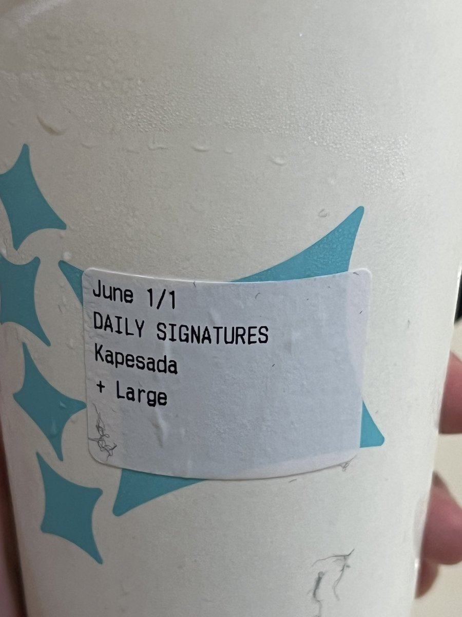 junebutplural's tweet photo. daily by bo’s coffee | kapesada: 7/10
kay lang? masyadong matapang ng coffee di ko bet since i prefer sweet but it was okay naman! staff was very nice and funny! super bait & they explained the drink since it was our first time there lol Will try other drinks soon 👍
#junereviews https://t.co/QiAohupMPc