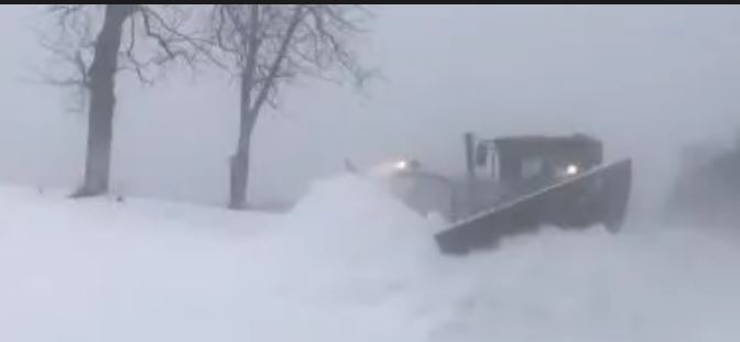 Just in from the G.R. NWS:  " HEAVY SNOW &amp; VERY STRONG WINDS WILL LEAD TO BLIZZARD OR NEAR BLIZZARD CONDITIONS. NEAR BLIZZARD CONDITIONS WILL POTENTIALLY CONTINUE INTO SAT. THE VERY STRONG WINDS WILL LEAD TO SCATTERED TO POTENTIALLY NUMEROUS POWER OUTAGES. woodtv.com/weather/bills-…
