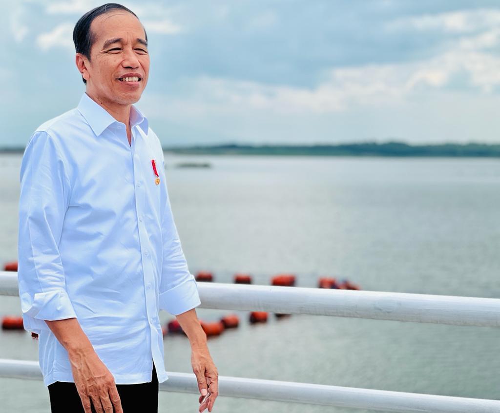 jokowi's tweet photo. Pemerintah menargetkan pembangunan sekitar 60 bendungan sampai akhir 2024. Hari ini, saya meresmikan bendungan ke-30 yakni Bendungan Semantok di Kab. Nganjuk, Jawa Timur. 

Bendungan Semantok dibangun sejak tahun 2017 dengan nilai investasi mencapai Rp2,5 triliun. https://t.co/HPcGbKGee5