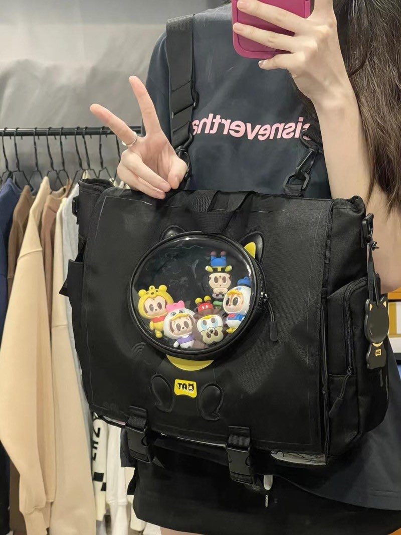 Wear_Blossom's tweet photo. [RT추첨]

🌸우주고양이 이타백🌸

둥근 헬멧 부분이 투명해서 귀엽게 꾸미기 좋은 가방이에요🖤

넓직한 크기라 노트북이나 공책 등을 넣고 다니기에도 좋고

PVC포켓을 내 마음껏 취향대로 꾸미기도 딱이랍니다🥰♥️

사이트https://t.co/CX7YnPPdxD
블로그https://t.co/sSQHSpR3j8 https://t.co/Jk54OEd6iI