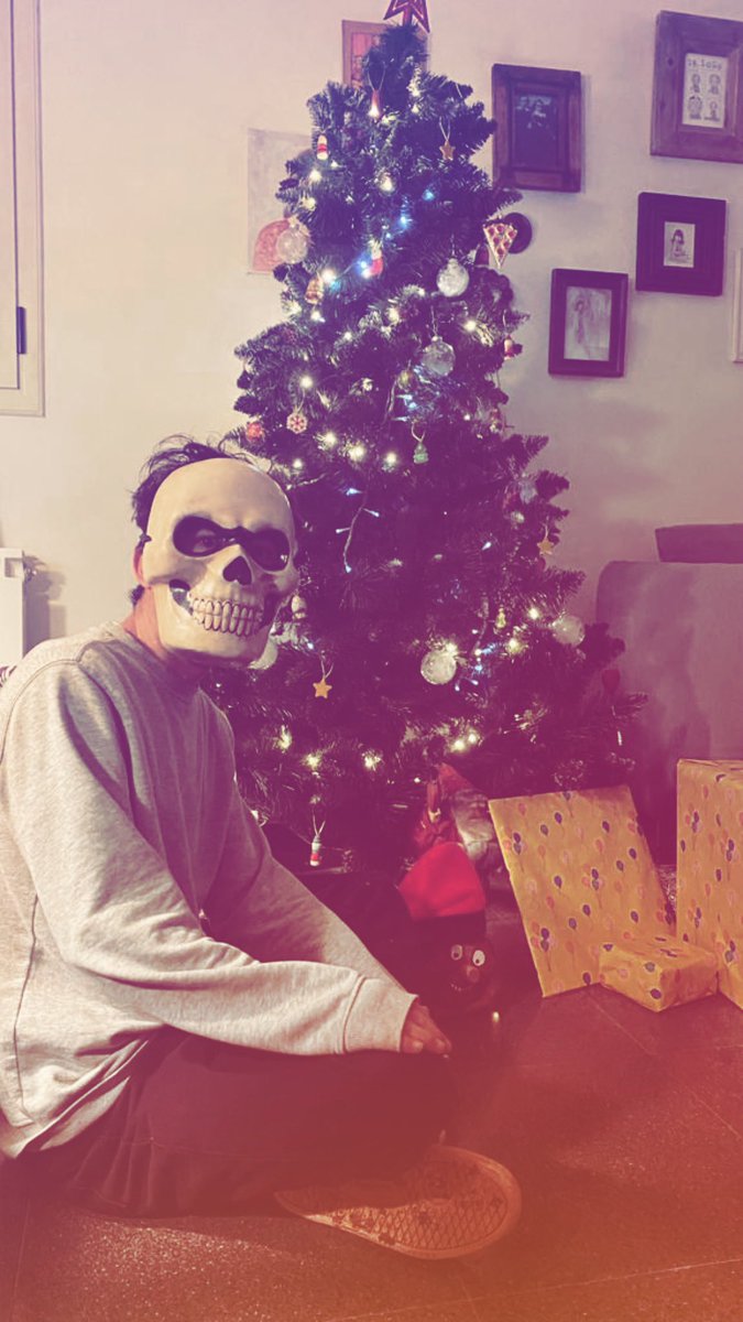 Demà dimecres acústic +Joies al Sons de Nadal! 19h a la UB! Gratiiis! cantarem el fum fum fum tètric 💀
<a href="/Hiddentrackbcn/">Hidden Track Records</a> <a href="/lAfluent/">L'Afluent</a>