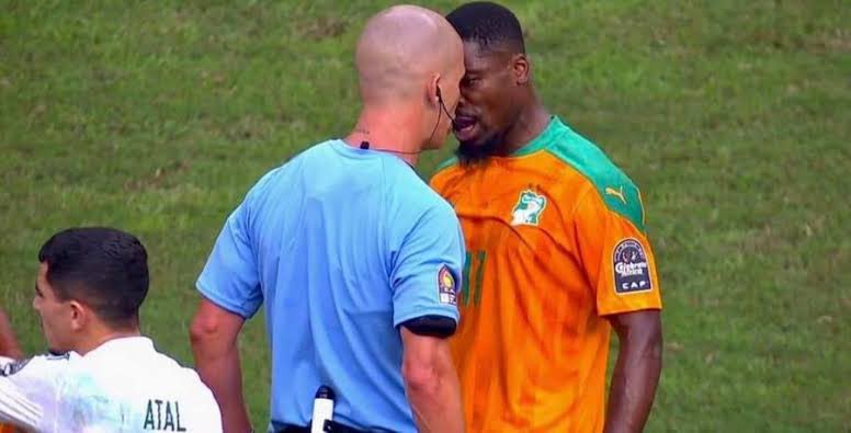 FARPostZA's tweet photo. 𝐆𝐎𝐌𝐄𝐒 𝐑𝐄𝐓𝐈𝐑𝐄𝐒!

FIFA, CAF and PSL referee Victor Gomes has officially announced his retirement from professional football. 

#FARPost https://t.co/6AVw7CsM96
