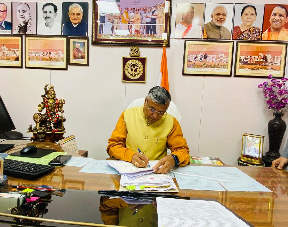 dharmindia51's tweet photo. आज विधानसभा नवीन भवन स्थित अपने कार्यालय पर विभागीय फाइलों का निस्तारण करते हुए।
#NarendraModi 
#AmitShah 
#JPNadda
#MYogiAdityanath #SunilBansal
#Dharampalsingh
#BhupendraSingh 
#PMO_INDIA
#BJP4UP #BJP4IND
#UPgovt
#karagar 
#homgards https://t.co/knNkO79ZVz