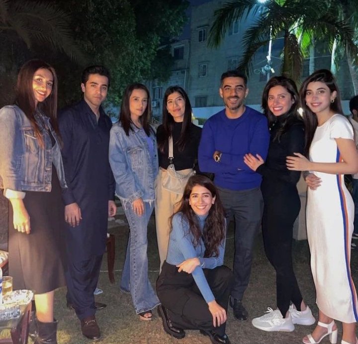 PakistaniCinema's tweet photo. This gathering at Nina Kashif's place yesterday night was a star studded affair 🤩
#NinaKashif #AdeelHussain #Momal #AnousheyAshraf #SheheryarMunawar #PalwashaYousuf #MahiraKhan #AliSafina#UrwaHocane https://t.co/9yx5jQj4KK