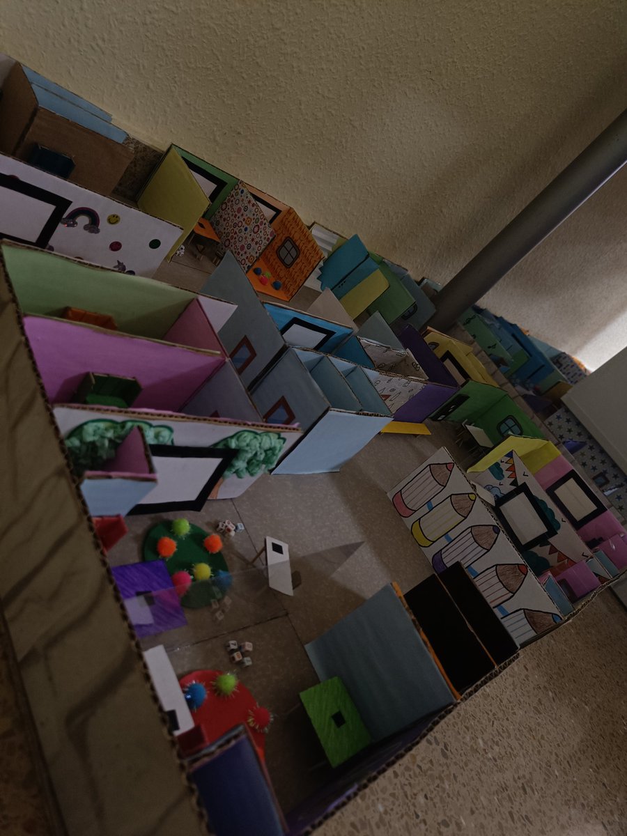 JessicaMDUJA's tweet photo. Las segundas en exponer han sido las que componen el @ceipCesar_ han presentado una maqueta increíble. ENHORABUENA por vuestro currazo compañeras 💪🏼👏🏼❤️
Me ha encantado la idea de que contéis con una sala de rehabilitación.
#Sapereaude #ujaen #futurasdocentes https://t.co/pa00cXO9E9