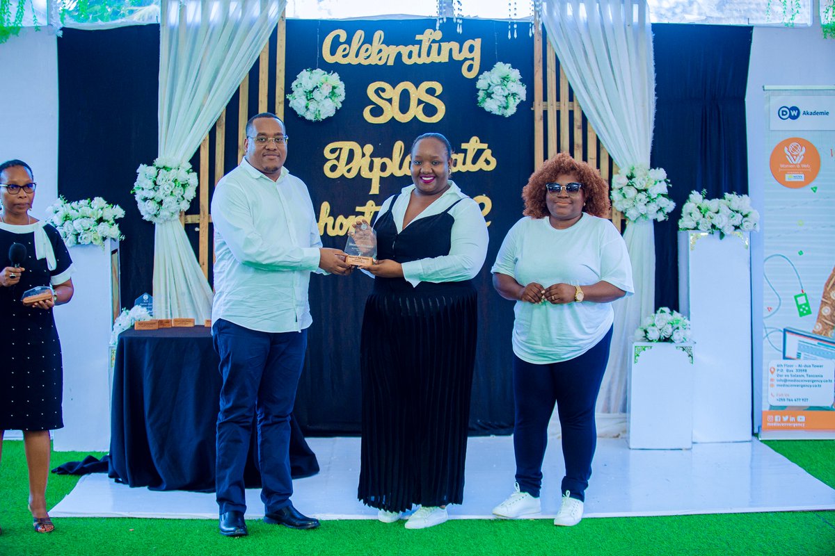 WomenAtWebTZ_MC's tweet photo. We cannot speak of outstanding team efforts without the mention of #SOSDiplomats Ms. @siarranese from Group Katavi that did wonders during the mentorship program.
~ Congratulations on receiving an award for outstanding teamwork performance.
#MitandaoTZ
#MitandaoTZ https://t.co/eIuJkuBkt9