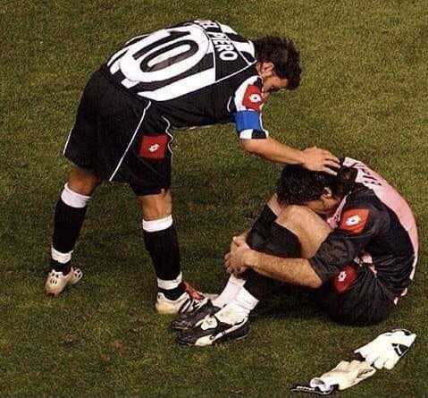 "2003'te Juve-Milan finalinden sonra ağlamaya başladım.

Alex bana yaklaşıp 'Erkek ol ve kutlama yapan rakiplerinin önünde ağlama!' dedi.

Soyunma odasına girdiğimde Alex'in bebek gibi ağladığını fark ettim. Hayatımda Juventus'u onun kadar seven bir oyuncu görmedim." - Buffon