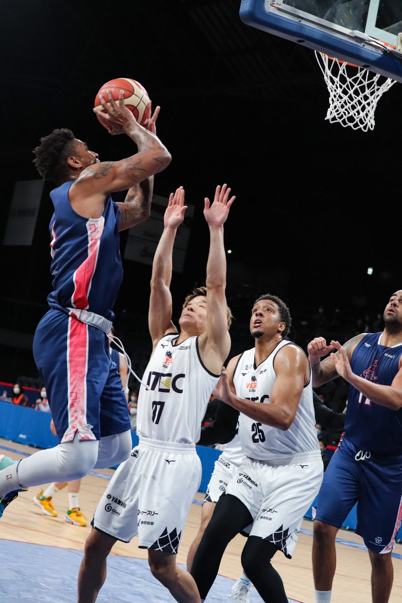 chika_380jp's tweet photo. 2022.12.18 🏀 豊田合成vs静岡

ロスがエンドワン決まったやつーー🤩
新川選手… 何してんの？
対戦相手やで🤣🤣🤣

#豊田合成スコーピオンズ
#アーネストロス 選手
#EarnestRoss
#ベルテックス静岡
#新川敬大 選手 https://t.co/7Oa0YVbucv