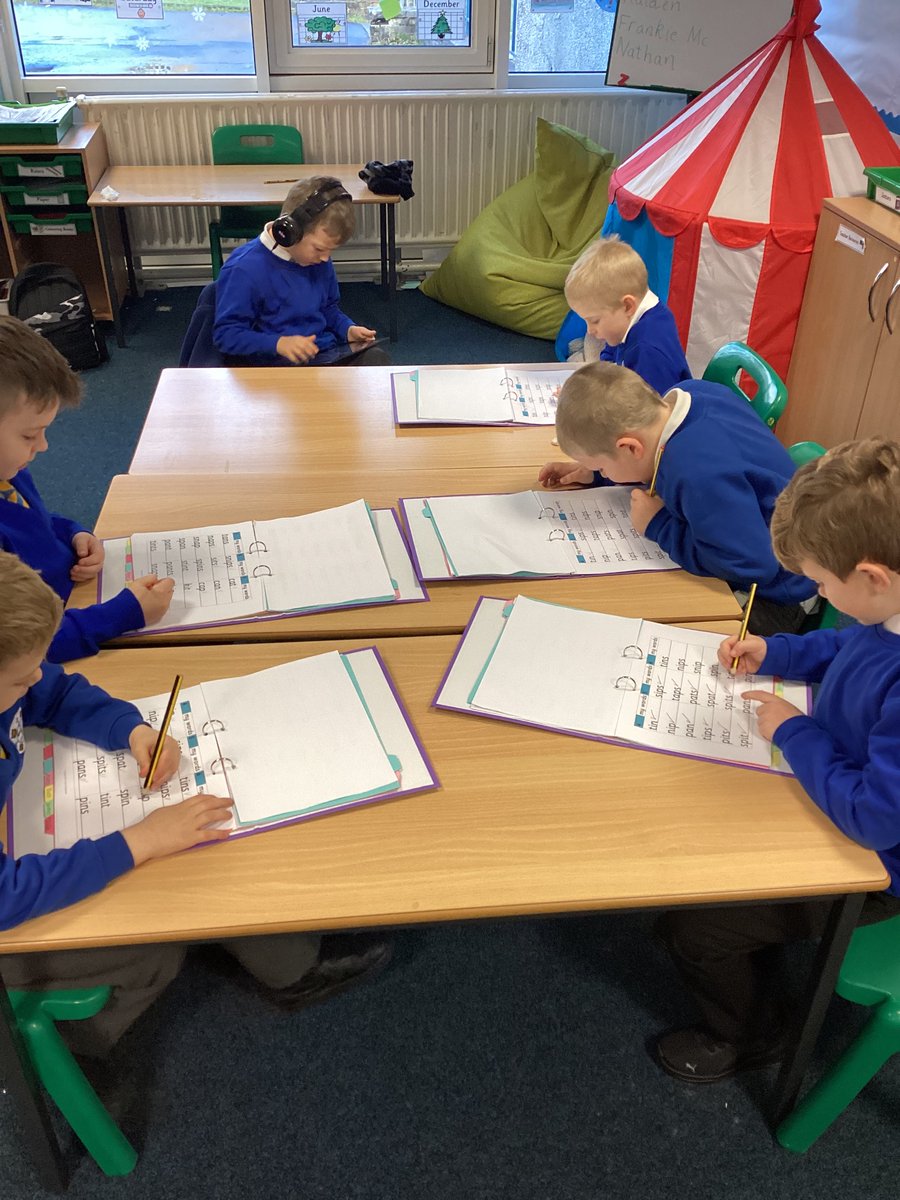 SMOS_P2C_LCSC's tweet photo. @SMOSPrimary working hard and practising our words today to keep a lid on the excitement after finding a letter from elf! https://t.co/f3HyBmZn06