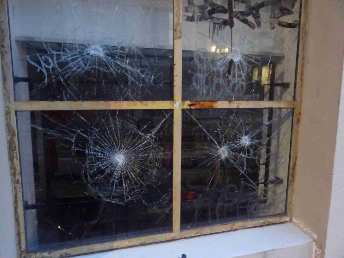LyonPcf's tweet photo. A #Lyon notre local situé à la #xRousse a de nouveau été la cible d'une attaque. Les communistes lyonnais ne renonceront jamais malgré les violences et les intimidations. Nous sommes mobilisés avec les lyonnais face aux politiques liberticides et racistes. https://t.co/4AkFj9d99R