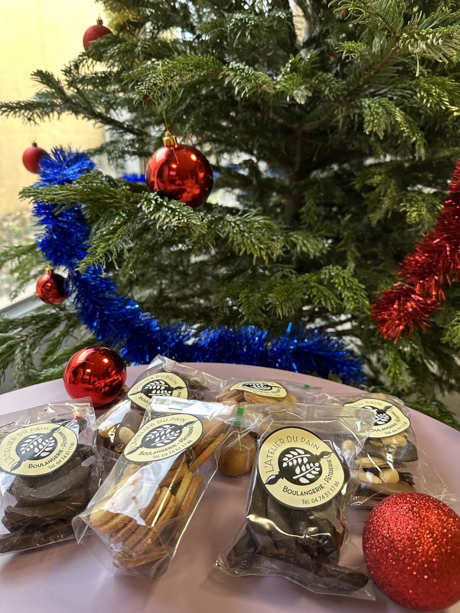 C'est Noël à Etrez🎅

Sur le site de stockage d'Etrez, nos collaborateurs ont sous le sapin des ballotins de notre boulangerie - pâtisserie locale. Sablés, orangettes et mendiants pour leur apporter de la gourmandise en cette fin d'année 2022🎁

Belles fêtes de fin d'année !🥳