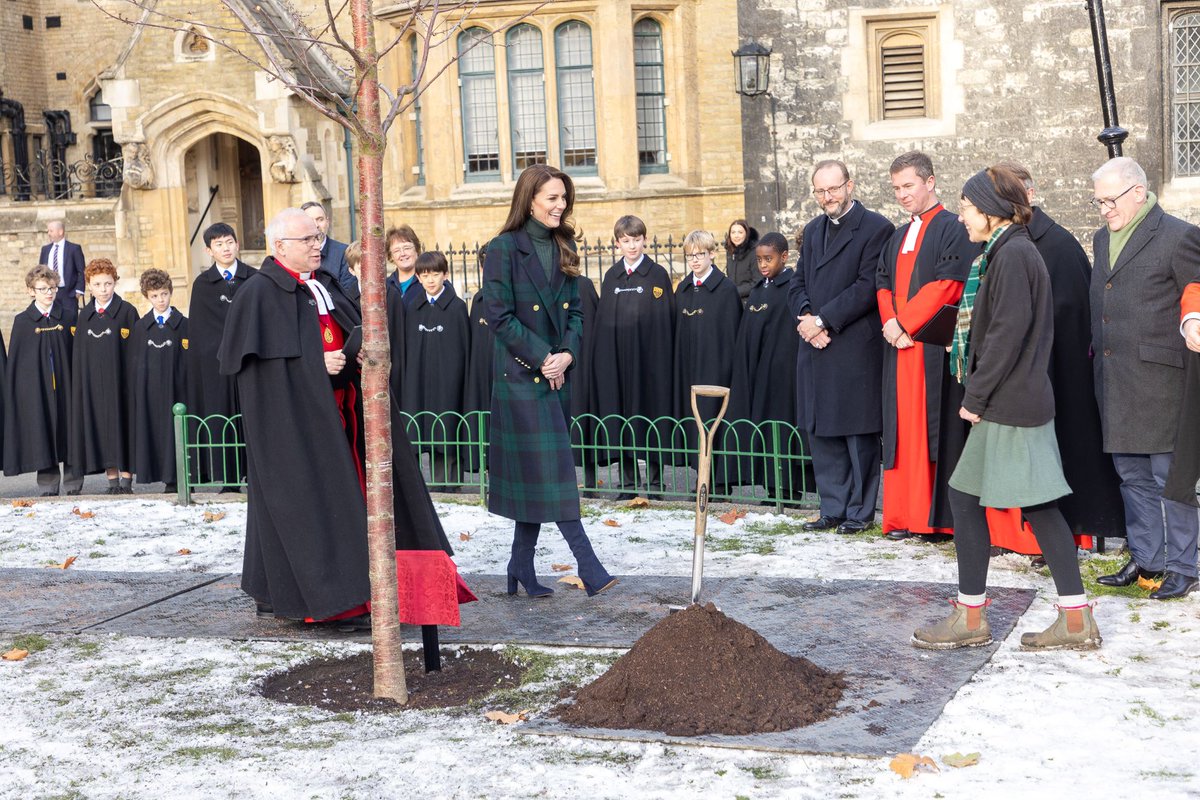 Amidst final preparations for the #TogetherAtChristmas carol service at Westminster Abbey last week, The Princess of Wales planted a tree for the #queensgreencanopy in honour of Her late Majesty Queen Elizabeth II❤️