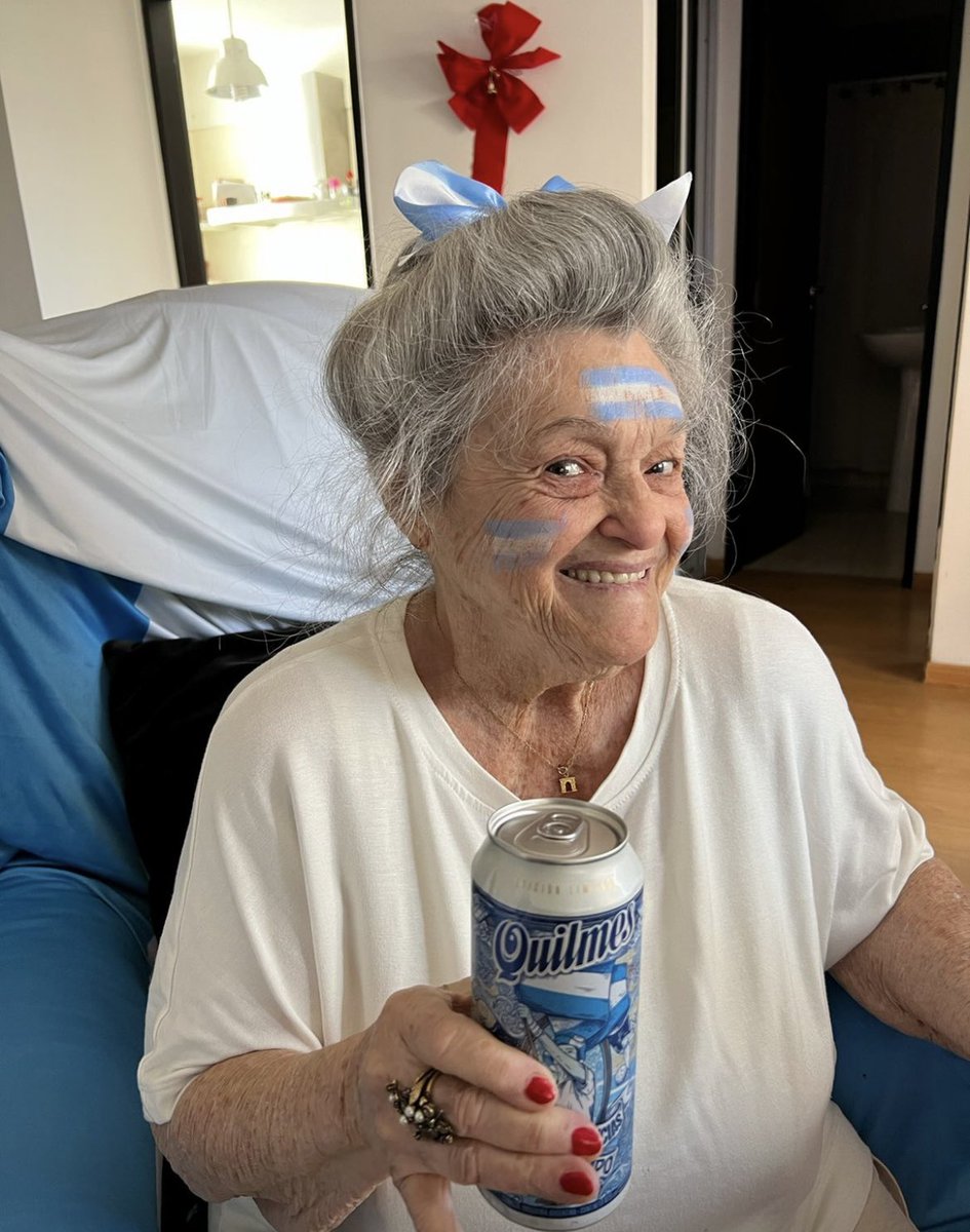 DomiMaggi's tweet photo. Mi abuelaaaaaaaa la la la laaaaa laaaaaaa 
Mi abuelaaaaaa la la la laaaaa laaaaaaa 

#MundialQatar2022 #FIFAWorldCup #QatarWorldCup2022 #Quilmes 🤣🇦🇷🤍🦋 https://t.co/D9myLzuTKw