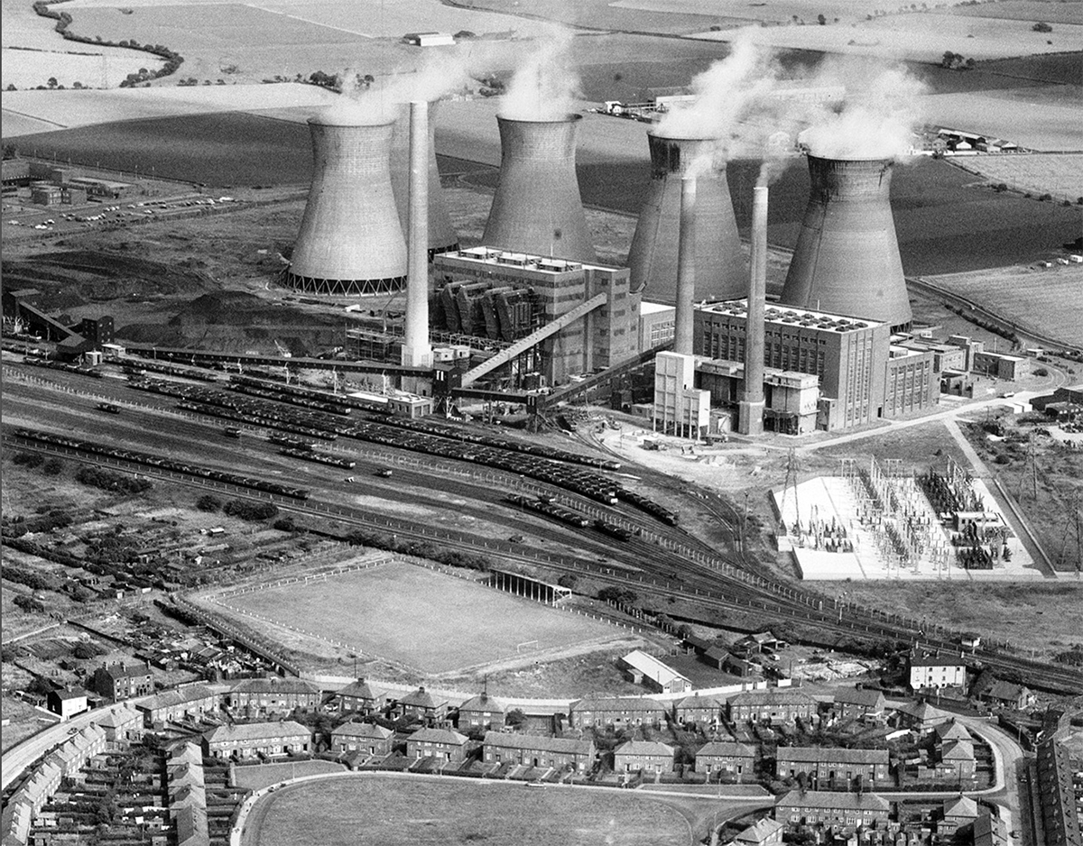 Bold Power Station in #Lancashire, 1964 with @sthelenstownfc in the foreground - refereed there in the 1980s & 90s. Now all gone including the railway lines bringing coal from the nearby Bold Colliery. @HistoryofLancs @lancashirepics @lancsnonleague @NonLeagueCrowd @ParishBold