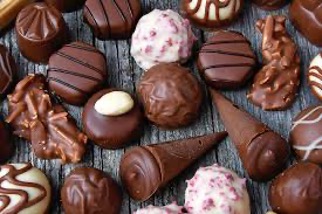 What in the brain makes us crave our favorite chocolate or a nice glass of wine?
We (@leoniekoban, <a href="/torwager/">tor wager</a>, <a href="/hedykober/">hedy</a>) have developed a new brain signature for drug and food craving, now published in <a href="/NatureNeuro/">Nature Neuroscience</a>: nature.com/articles/s4159…
See thread below!