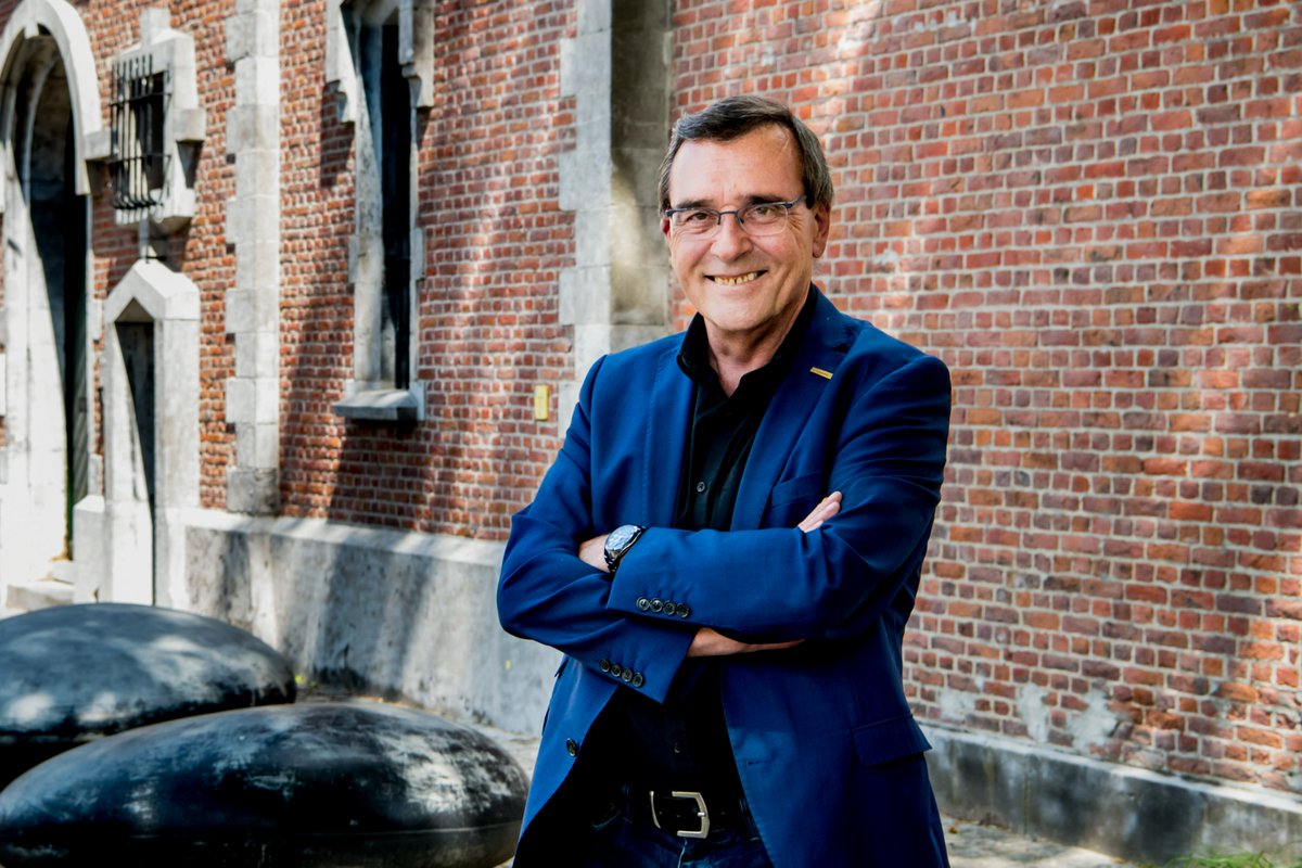 Diep bedroefd nemen we afscheid van onze prorector Luc De Schepper. UHasselt verliest een hooggewaardeerde collega.
Met scherpe analyses en frisse ideeën was hij een inspiratiebron voor collega’s, de regio en daarbuiten
Veel sterkte aan familie en vrienden
bit.ly/3WdCMqX