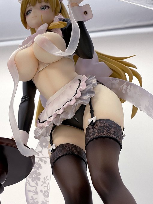 ローアングルで黒パンに迫っていきます。
腰に着用しているのはエプロンだけなので
後ろは隙だらけですね。 