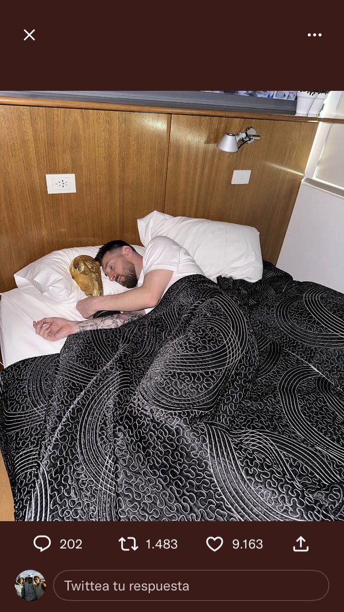 Hasta hacerse el dormido le sale bien
