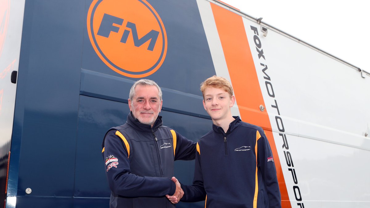 🚨NEWS!🚨 Delighted that Harry Moss has committed to a full season of #Ginetta Junior racing with us in 2023. Full story ▶️ bit.ly/3j77iEk 

📸 <a href="/JakobEbrey/">JEP</a> &amp; Gary Hawkins