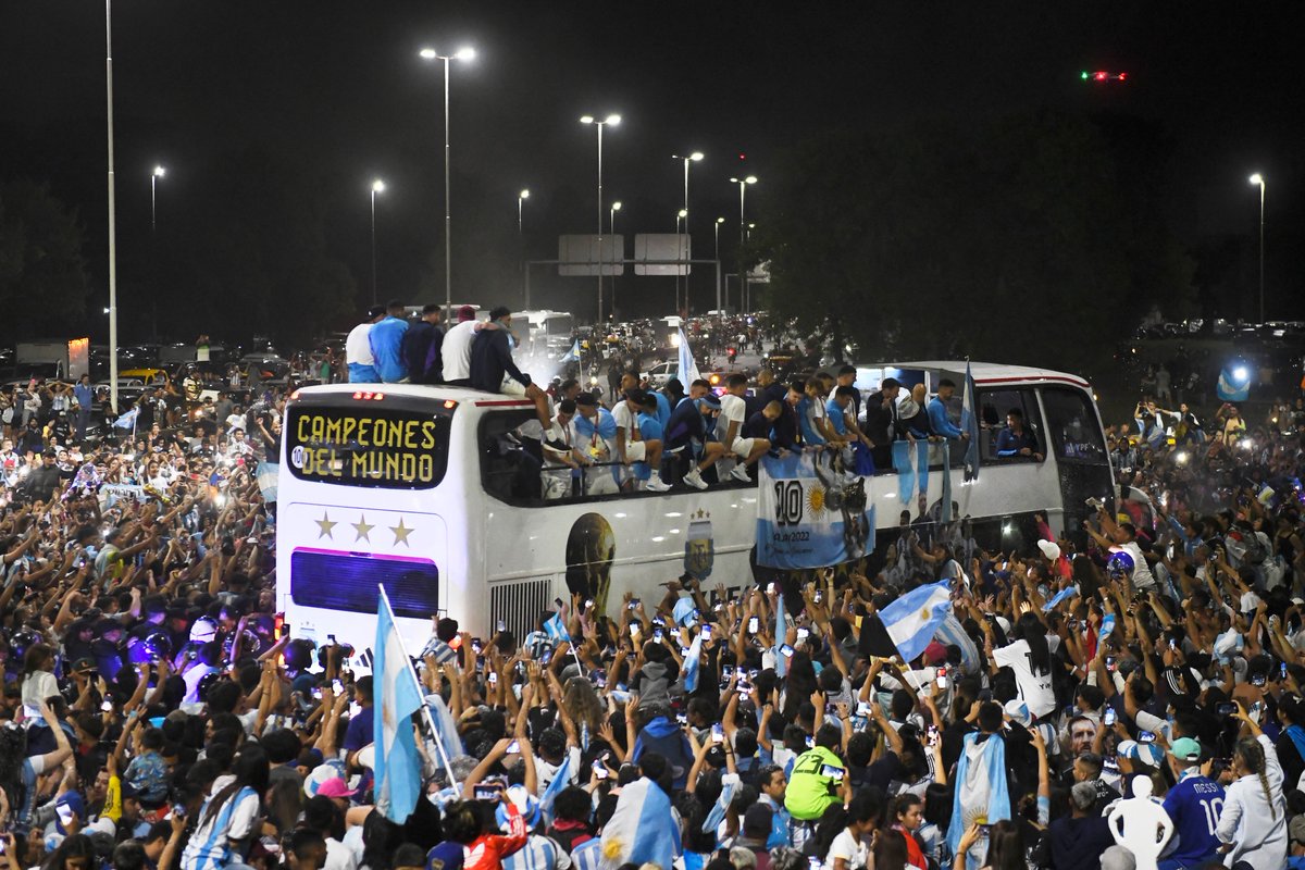 fifaworldcup_es's tweet photo. Argentina, 3:00 am. 🤩🇦🇷 https://t.co/B0bbt7ojUl
