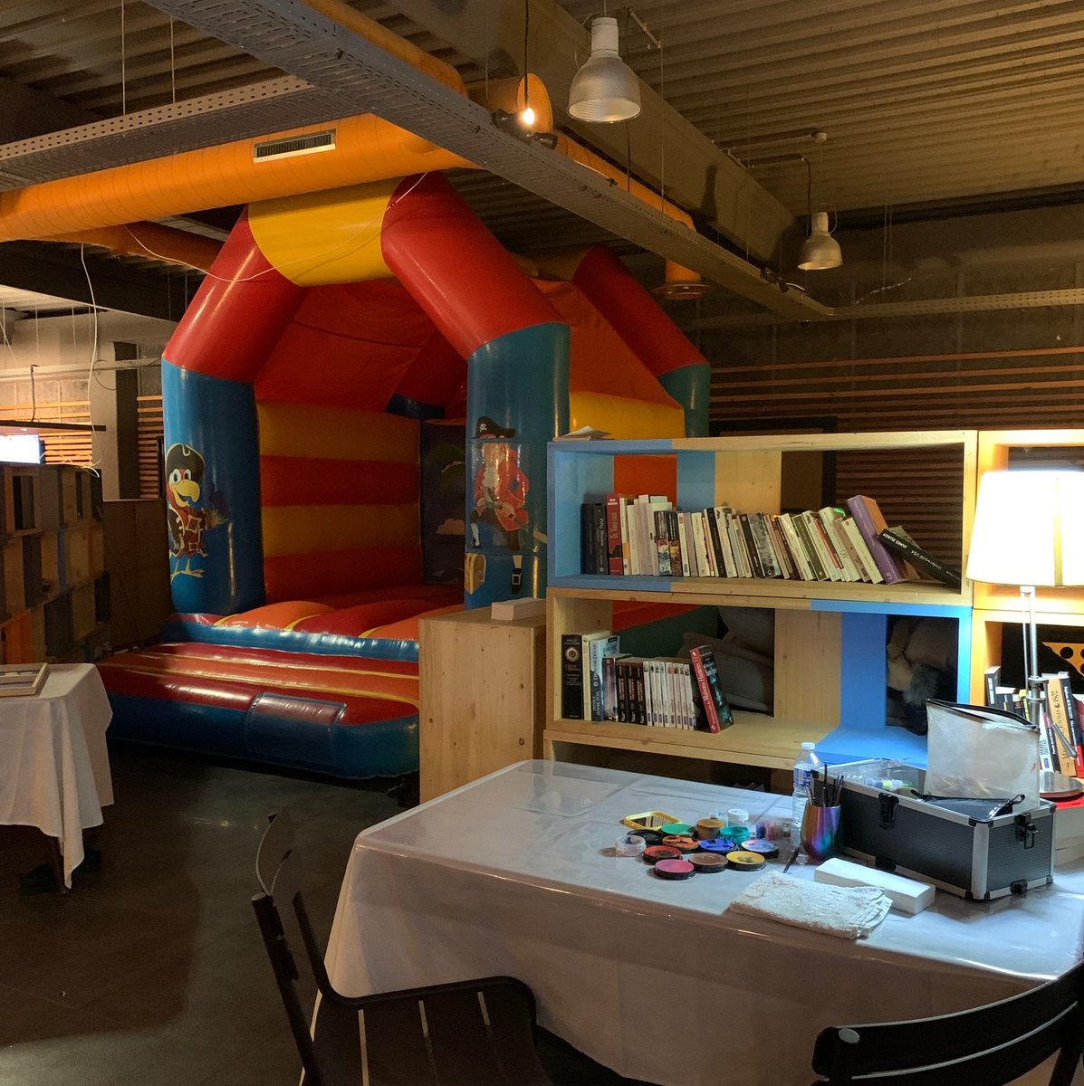 Virtual_Expo's tweet photo. The Year 2022 ends on a high note!

Big FAMILY TIME at @Virtual_Expo before the holiday season… 🎅🏼
If you were looking for wild music, dancing queens, children's entertainment and a deluxe buffet, it was all happening here! 

🎄 That is the MAGIC of the season…

#CompanyCulture https://t.co/Vs47TkLynb