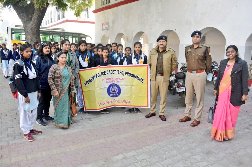 aligarhpolice's tweet photo. #SSP_Aligarh श्री कलानिधि नैथानी द्वारा "स्टूडेंट पुलिस कैडेट" को दिये गये सुरक्षा एवं कर्तव्य सम्बन्धी टिप्स~

गवर्नमेंट गर्ल्स इण्टर कॉलेज, इगलास के छात्रों को हेल्पलाइन नम्बरों की जानकारी देकर किया गया जागरूक ;
"किसी भी आपराधिक घटना के बारे में तत्काल पुलिस को दें सूचना.." https://t.co/XH20bomQnC