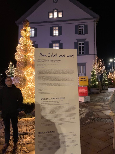 PLinLuxembourg's tweet photo. Ambassadeur 🇵🇱 Piotr Wojtczak avec Monsieur Emile Eicher, le Depute-Bourgmestre de la commune de #Clervaux ont inauguré l’exposition «Maman, je ne veux pas la guerre ». L’Expo sera présentée jusqu’au 15 janvier 2023 à la Place de la Liberation, à Clervaux.
#StandWithUkraine https://t.co/Mz6d8scOuC