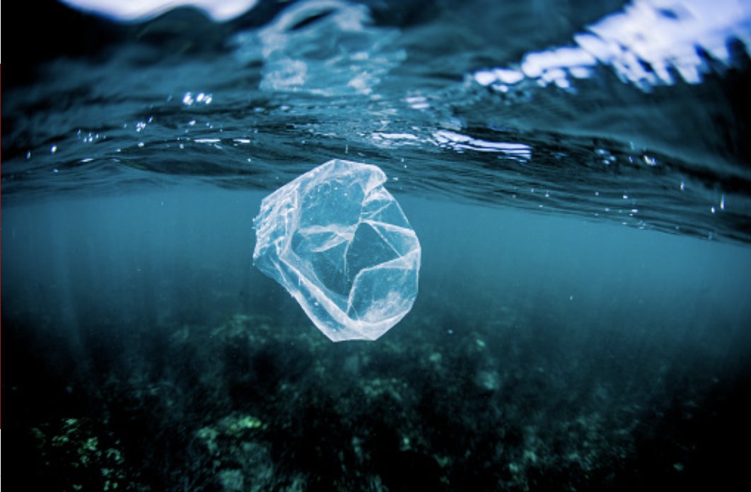 ademe's tweet photo. [#StopPlastique] 
🔴 4,8 millions : c’est le nombre de Tonnes de #plastique émises chaque année, soit 70kg par habitant ! 
Alors comment réduire notre dépendance au plastique ? 
Réponse dans le guide @ademe « Le paradoxe du plastique en 10 questions » 👉https://t.co/OJIEyFDReE https://t.co/jU2D4b5awD
