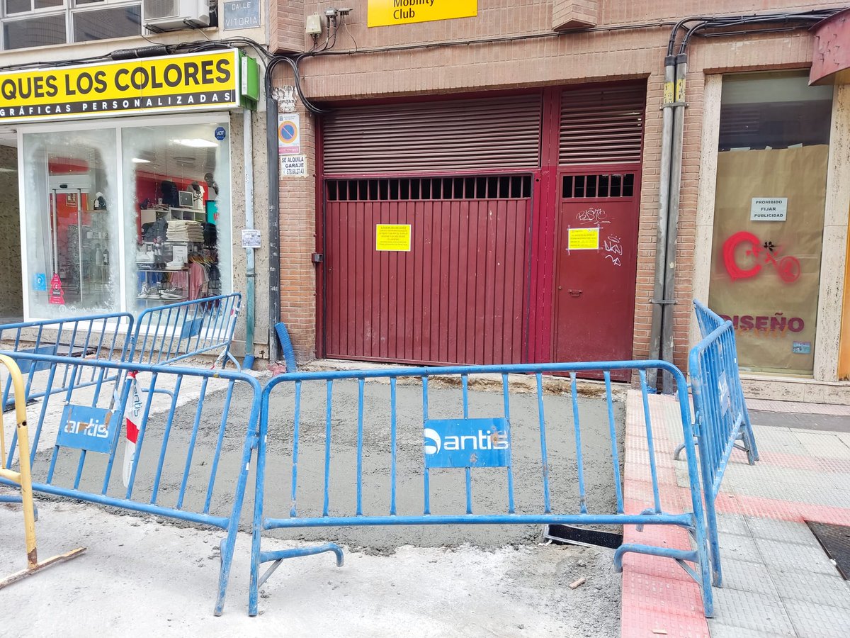 CsLogrono_'s tweet photo. 🍊 Cs denuncia que las obras de la calle Vitoria ‘secuestran’ en sus garajes los coches de los vecinos sin alternativa para estacionar

"Revelan, además, falta de medidas de seguridad en los tránsitos peatonales en C/Fundición"

➡️La Noticia: https://t.co/k9m53M3yw6 https://t.co/HT8AtVYPN1