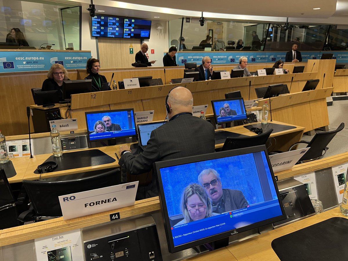 ForneaDumitru's tweet photo. Last meeting in 2022 of @EESC_REX chaired by President @Diridi2
Programme:
https://t.co/jvtuPFde4o
#EUStrategicCompass
#StrategicInterdependence
#EUTradeAgreements
#TheGlobalGateway
#DomesticAdvisoryGroups
#OceanGovernance
#BluePlanet
✨
🇪🇺🤝🌎🌍🌏🤝🇪🇺 https://t.co/RRNxFxsAay