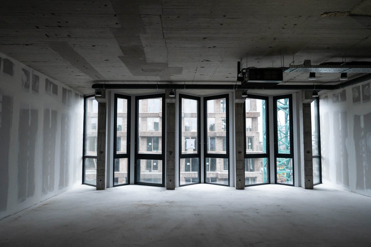 Mooie ontwikkeling in Schalkwijk Midden in <a href="/gemeentehaarlem/">Gemeente Haarlem</a>. Dit voormalige kantorengebied transformeert <a href="/DuraVermeer/">Dura Vermeer</a> in een ‘Stad tussen de bomen'. Een woon- en werkgebied met veel groen en 1.250 huur- en koopwoningen.🏡

➡️duravermeer.nl/projecten/elem…
➡️duravermeer.nl/projecten/root…