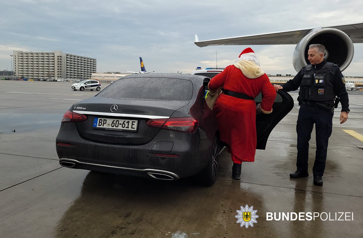bpol_air_fra's tweet photo. ⚠️ #Öffentlichkeitsfahndung ⚠️ 
Verdächtiger Vollbarträger mit ungewöhnlich viel Gepäck bei Ankunft aus #Rovaniemi festgestellt. 
Wer kann Angaben zur Identität machen? 
Die Ermittlungen der #BPol am #Flughafen #Frankfurt laufen auf Hochtouren. 

#MerryChristmas #FroheWeihnachten https://t.co/2C9SwAzoeZ