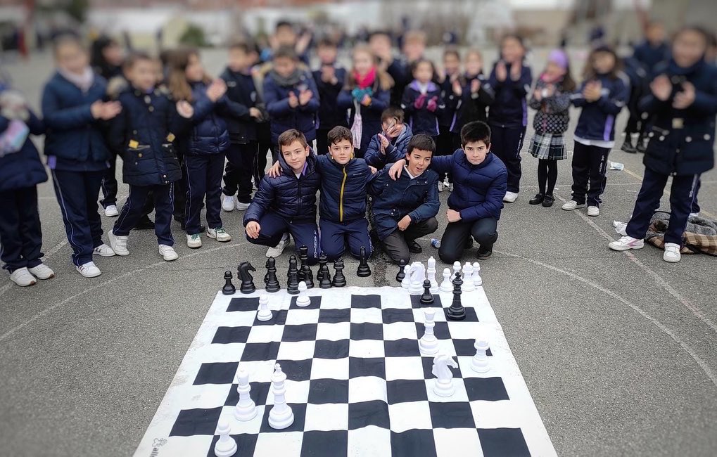 Ayer en el recreo, los alumnos de quinto de primaria, hemos jugado la final del torneo de ajedrez del primer trimestre. ¡Enhorabuena a los finalistas y a los campeones! #somosasunción #ajedreztime