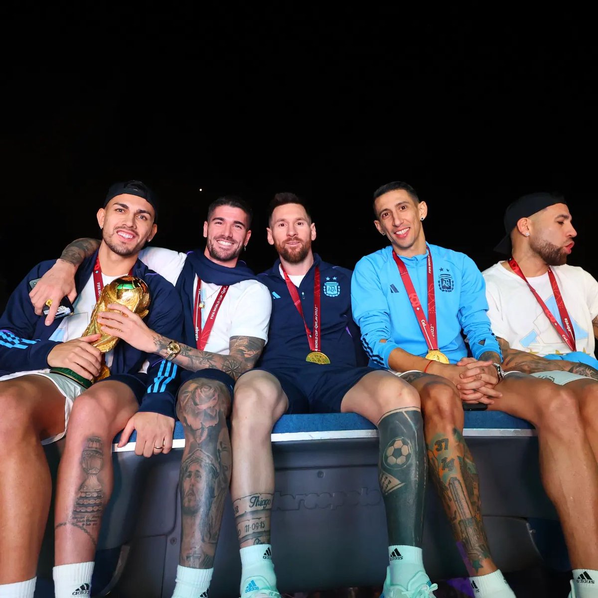 SC_ESPN's tweet photo. VOLVIERON Y CON LA COPA DEL MUNDO: gran postal de Paredes, De Paul, Messi, Di María y Otamendi, en el espectacular recibimiento a la Selección Argentina en plena madrugada.

📸 @Argentina https://t.co/LWWYMq7RaS