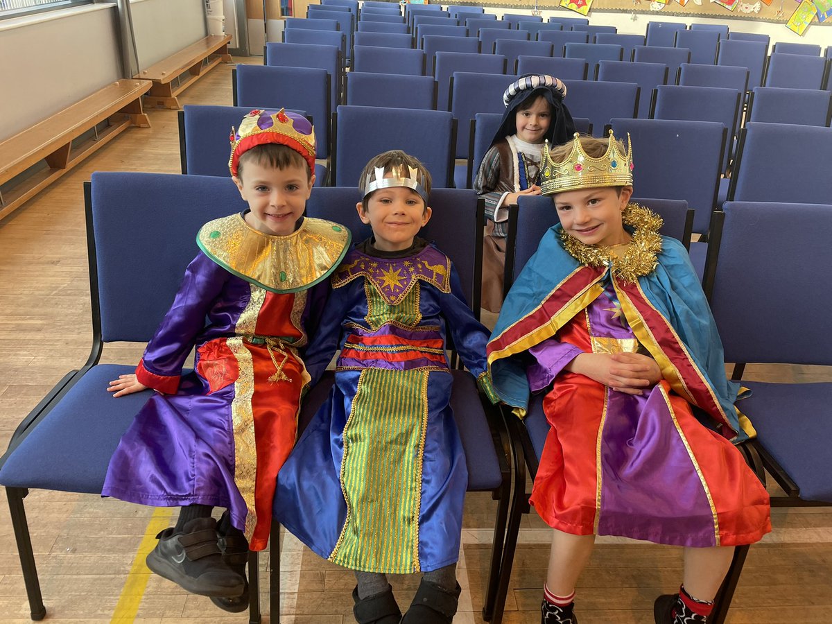 MilnathortPS's tweet image. Chilling after the show. #threekings #postperformance #partytime