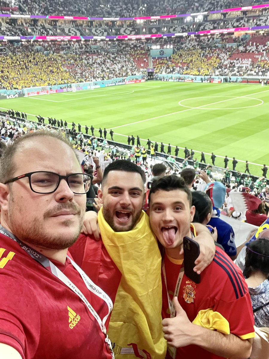 KikoFelguera's tweet photo. Vivir durante 33 días un Mundial de fútbol de cerca ha sido una auténtica locura, gracias @RafaelEscrig y @alexiv99 por permitirme ser parte de vuestro equipo de trabajo, aprender junto a vosotros y llevarme a vivir estas experiencias con gente maravillosa.

GRACIAS 🫶🏻❤️🤙🏻 https://t.co/Xj0bjIgPfy