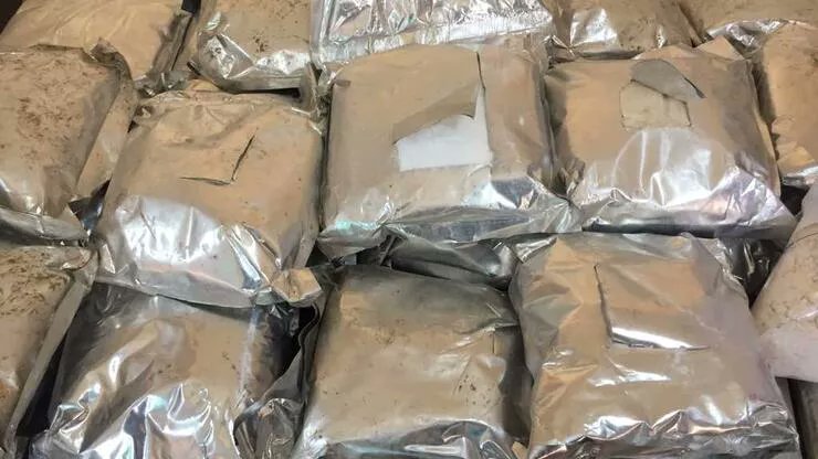 2 hafta önce yaşanan olayda; Bekçi Onur'un aracından yüklü miktarda uyuşturucu madde ele geçiriliyor. Bekçiye 1 gün boyunca işkence yapılıyor. Amaç zulasının yerini öğrenmek. Bekçi Onur sonunda zulanın yerini söylüyor: Akdere Polis Merkez Amirliği +++