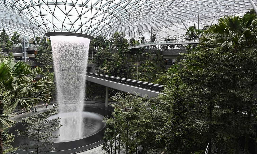rubenlmartins's tweet photo. Aeroporto de Singapura // Estação do Oriente 

Descubra as diferenças: https://t.co/at6wMx9Zvb