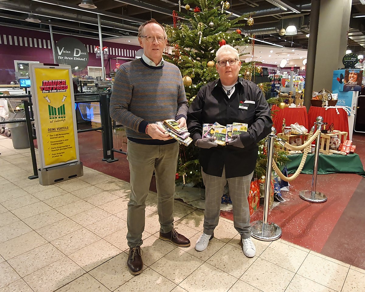 Den beeindruckenden Spendenbetrag in Höhe von 2400 Euro sammelten Mitarbeitende im Marktkauf Frechen in der Belegschaft für 120 Einkaufsgutscheine. Die Gutscheine bekommen bedürftige Seniorinnen und Senioren in Frechen. stadt-frechen.de/marktkauf-spen…