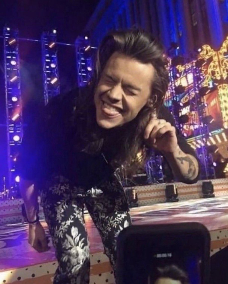 advorelou's tweet photo. Pov non è un pov: quando arriva il momento dell’assolo di Louis Tomlinson in No Control. https://t.co/bS8Lwla75J