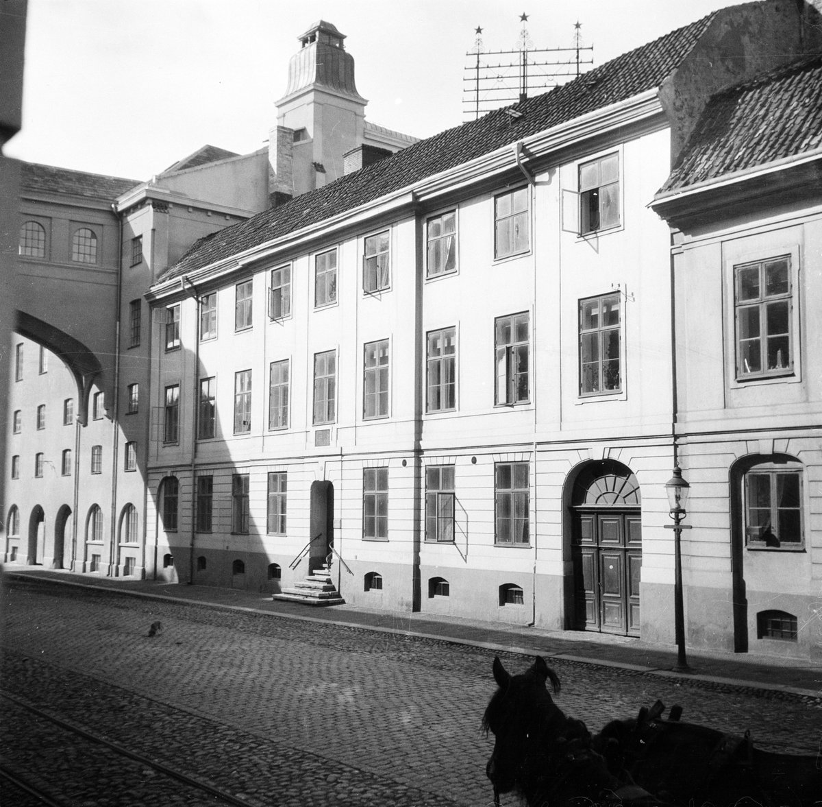 Troligen Landskrona, Skåne
Exteriör

Svensk arkitektur: kyrkor, herrgårdar med mera fotograferade av Arkitekturminnesföreningen 1908-23.
digitaltmuseum.se/011015012669