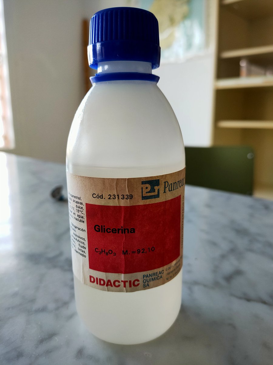 de_fyq's tweet photo. ¿Se puede quemar un alcohol sin llama? 
Hoy lo hemos demostrado en el laboratorio del @instaherradura mezclando permanganato de potasio (KMnO4) con glicerina o 1, 2, 3 - propanotriol (C3H8O3). Se produce una reacción exotérmica y espontánea muy espectacular (sigue) https://t.co/6tibVeInax