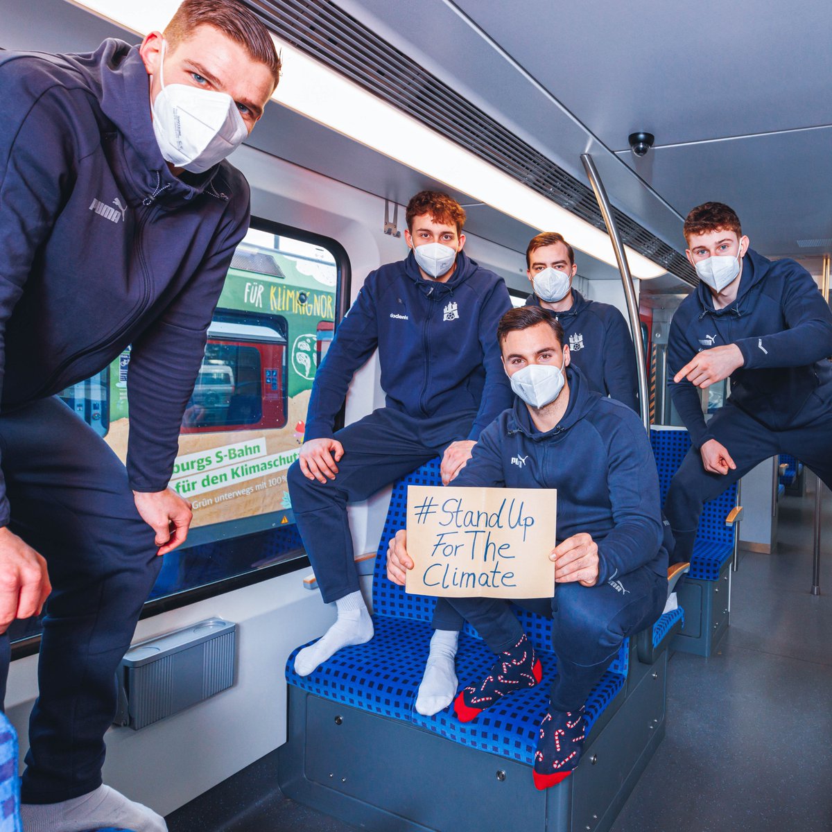 SBahnHamburg's tweet photo. Wir freuen uns, wenn Unternehmen ihren Mitarbeitenden nachhaltige Mobilität ermöglichen. Deswegen unterstützen wir die DB Geschäftsreisen-Challenge #StandUpForTheClimate vom Handball Sport Verein Hamburg. 

#SteigeinbeimKlimaschutz #sbahn #hvv #hamburg https://t.co/E7UKwTk7fS